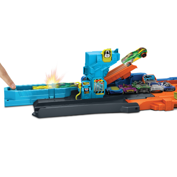 Игровой набор Hot Wheels «Трансформирующийся гараж с трюками и трассой»